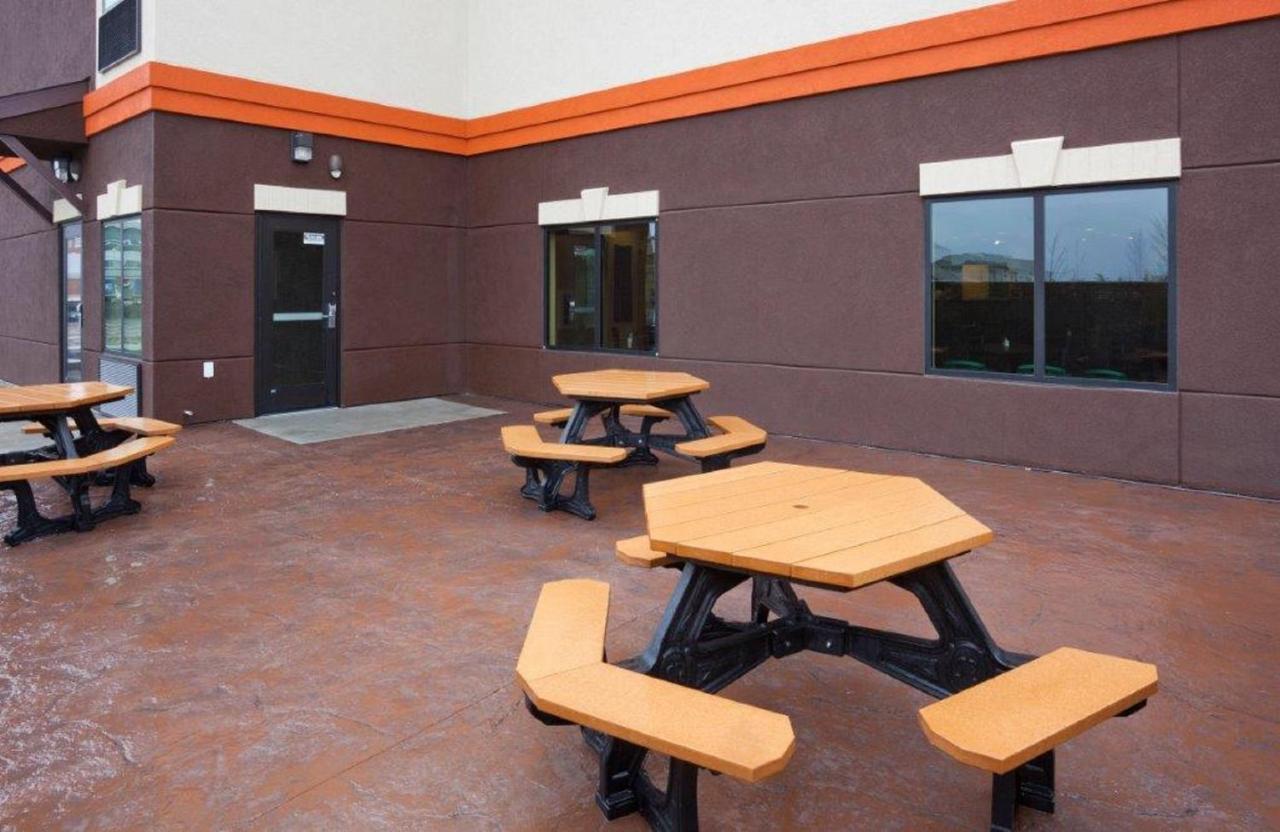 Grand Forks Lodge And Suites Esterno foto