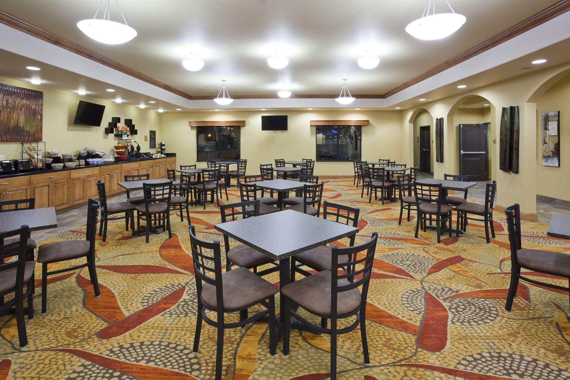 Grand Forks Lodge And Suites Esterno foto
