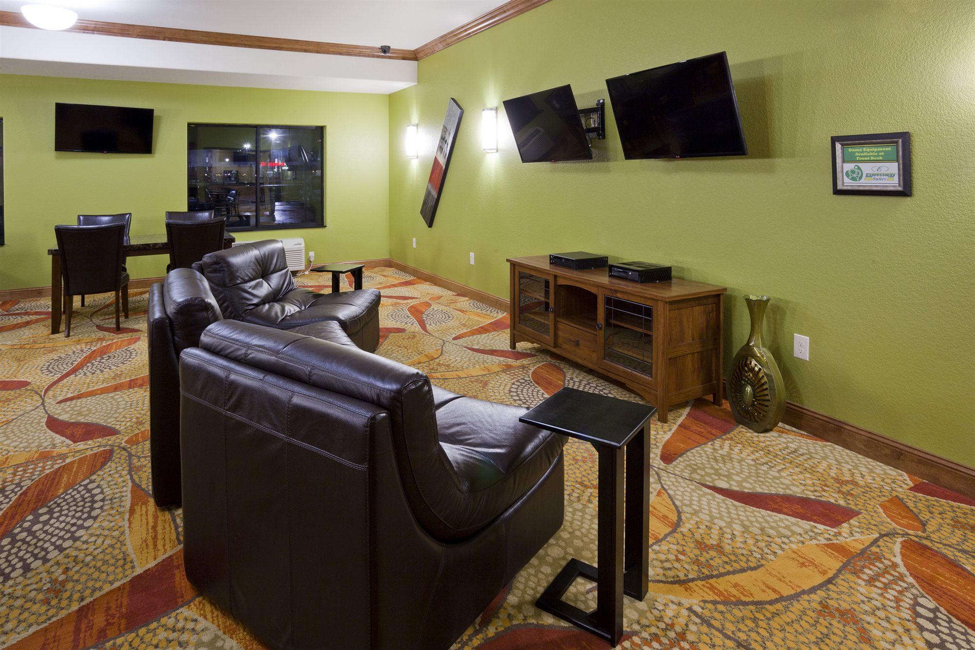 Grand Forks Lodge And Suites Esterno foto