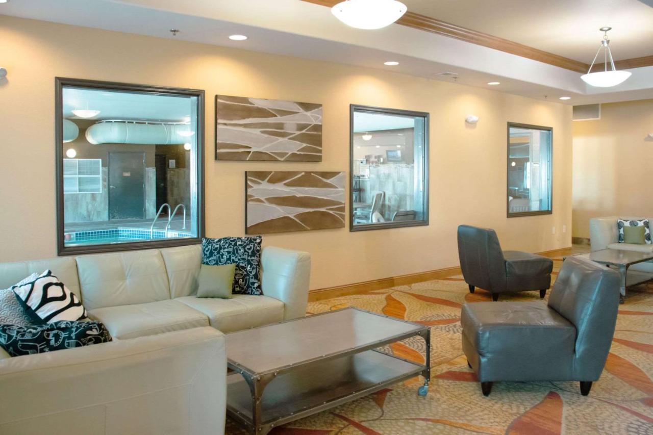 Grand Forks Lodge And Suites Esterno foto