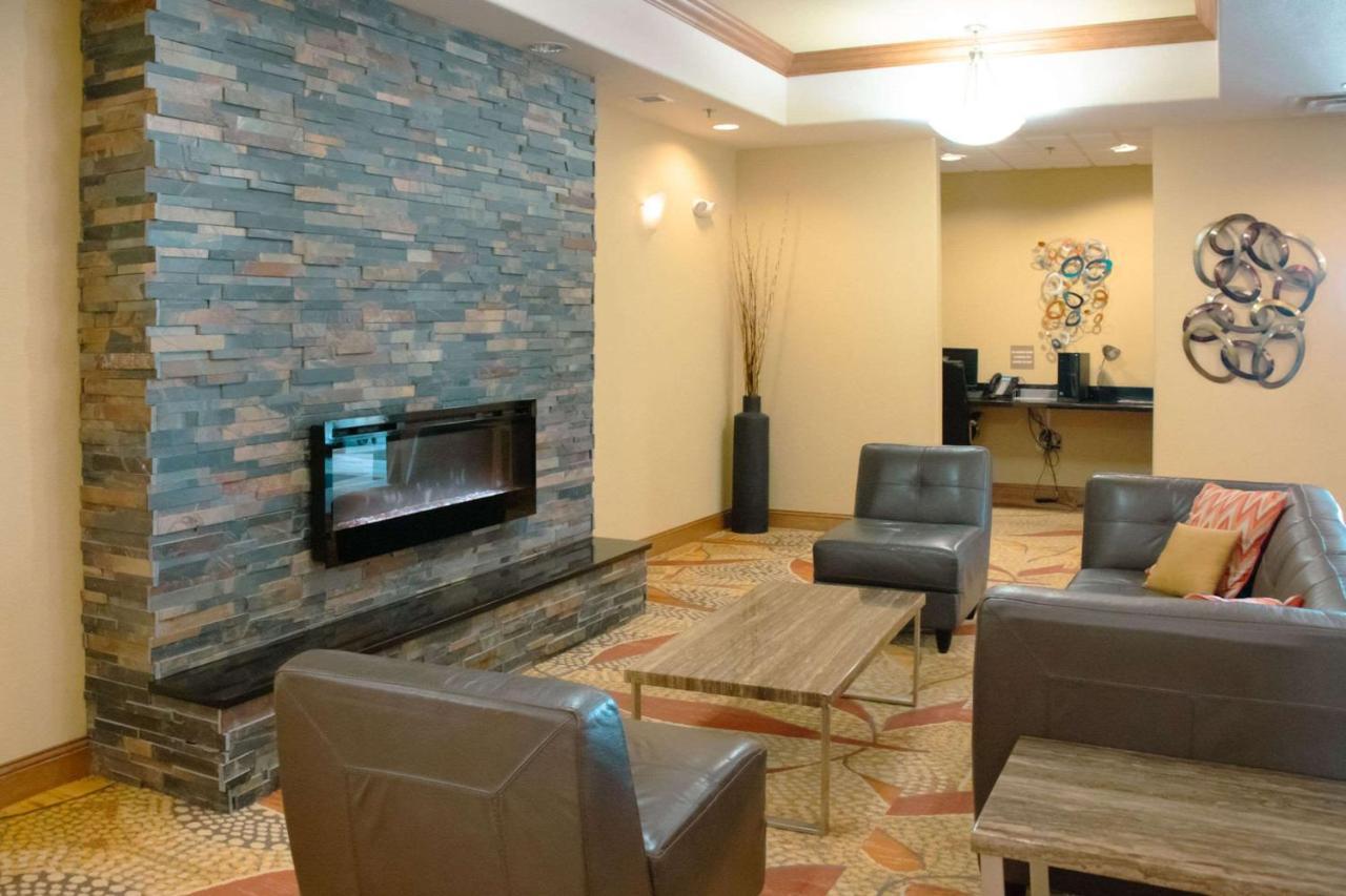 Grand Forks Lodge And Suites Esterno foto