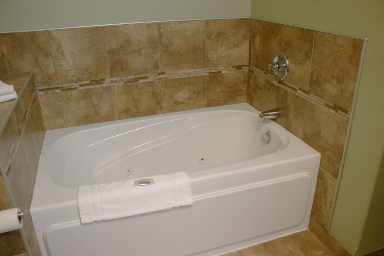 Grand Forks Lodge And Suites Esterno foto
