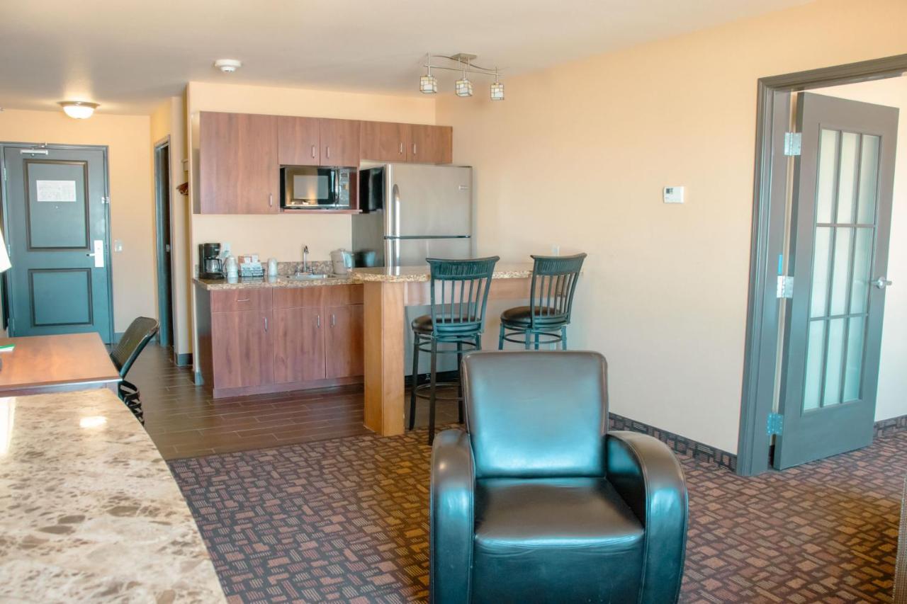 Grand Forks Lodge And Suites Esterno foto