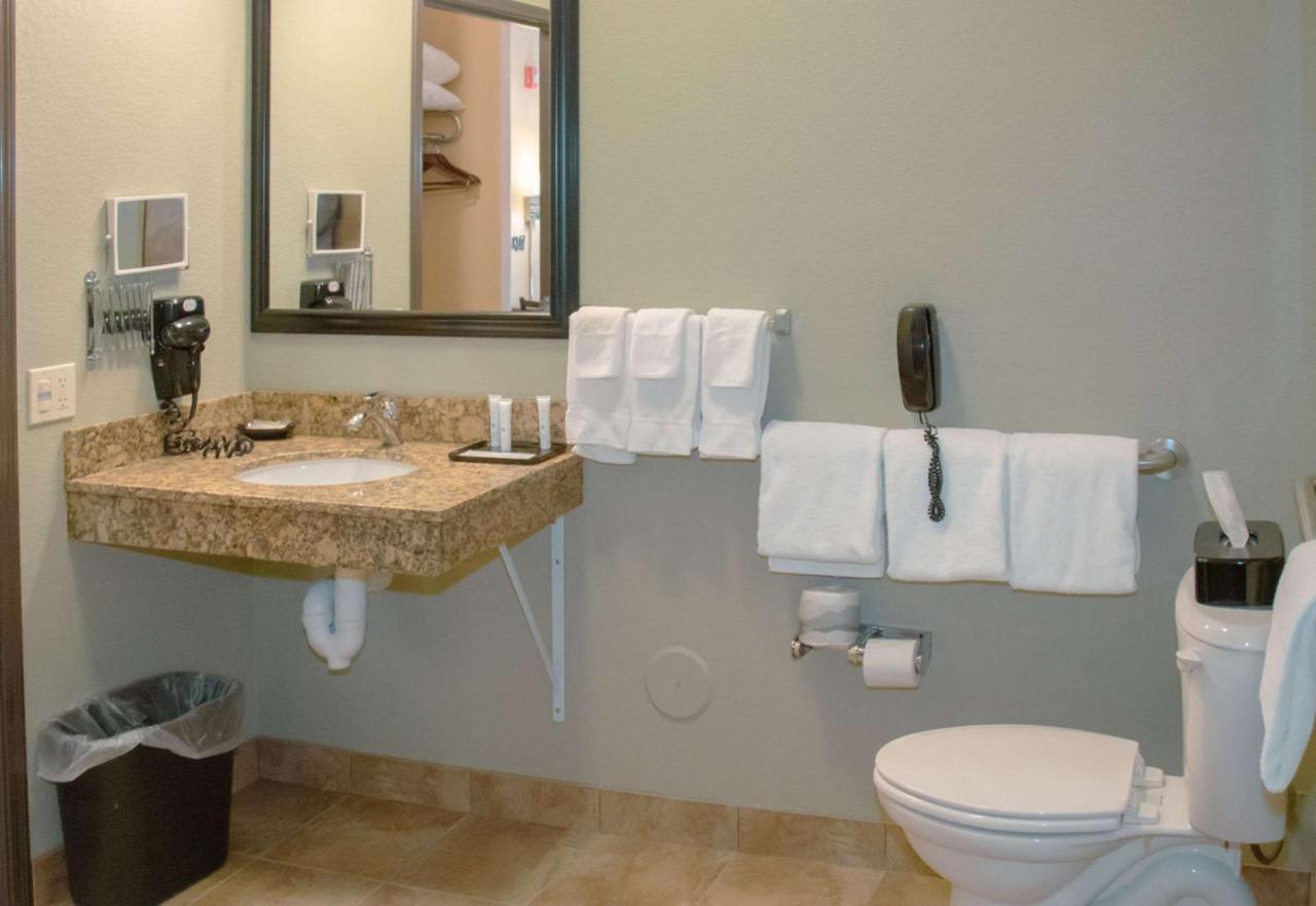 Grand Forks Lodge And Suites Esterno foto