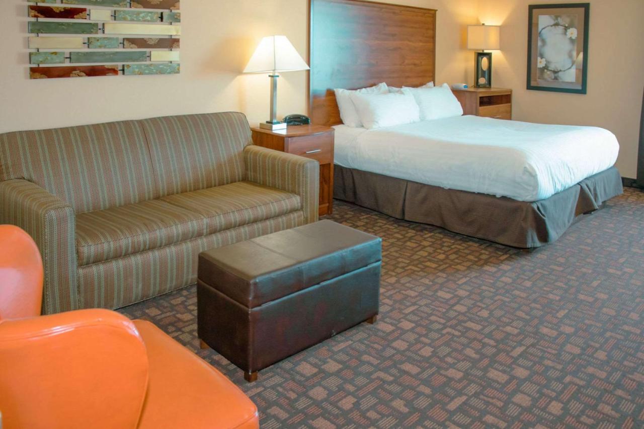 Grand Forks Lodge And Suites Esterno foto