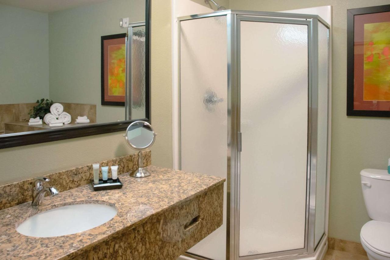 Grand Forks Lodge And Suites Esterno foto
