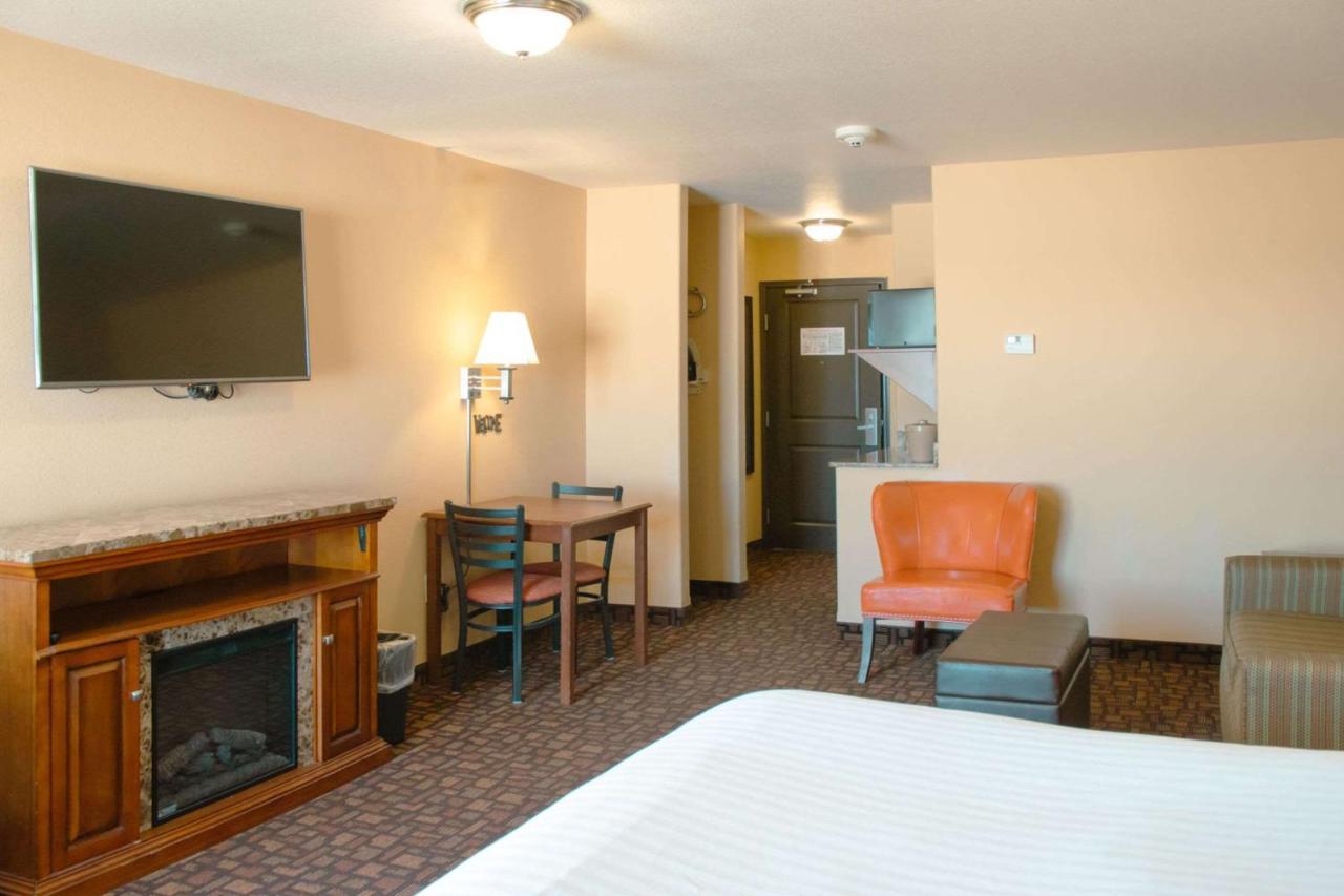 Grand Forks Lodge And Suites Esterno foto