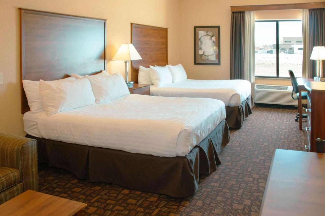 Grand Forks Lodge And Suites Esterno foto