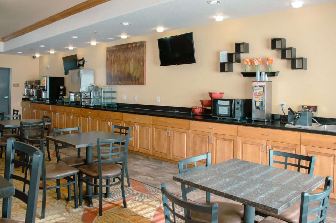 Grand Forks Lodge And Suites Esterno foto