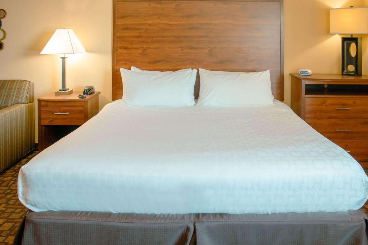 Grand Forks Lodge And Suites Esterno foto