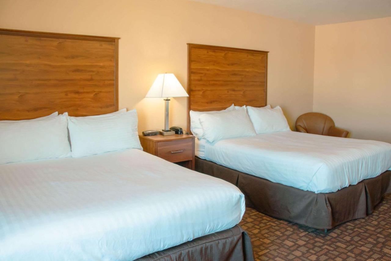 Grand Forks Lodge And Suites Esterno foto