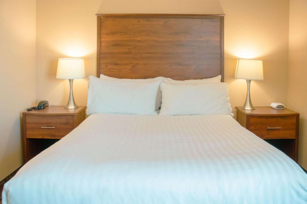 Grand Forks Lodge And Suites Esterno foto