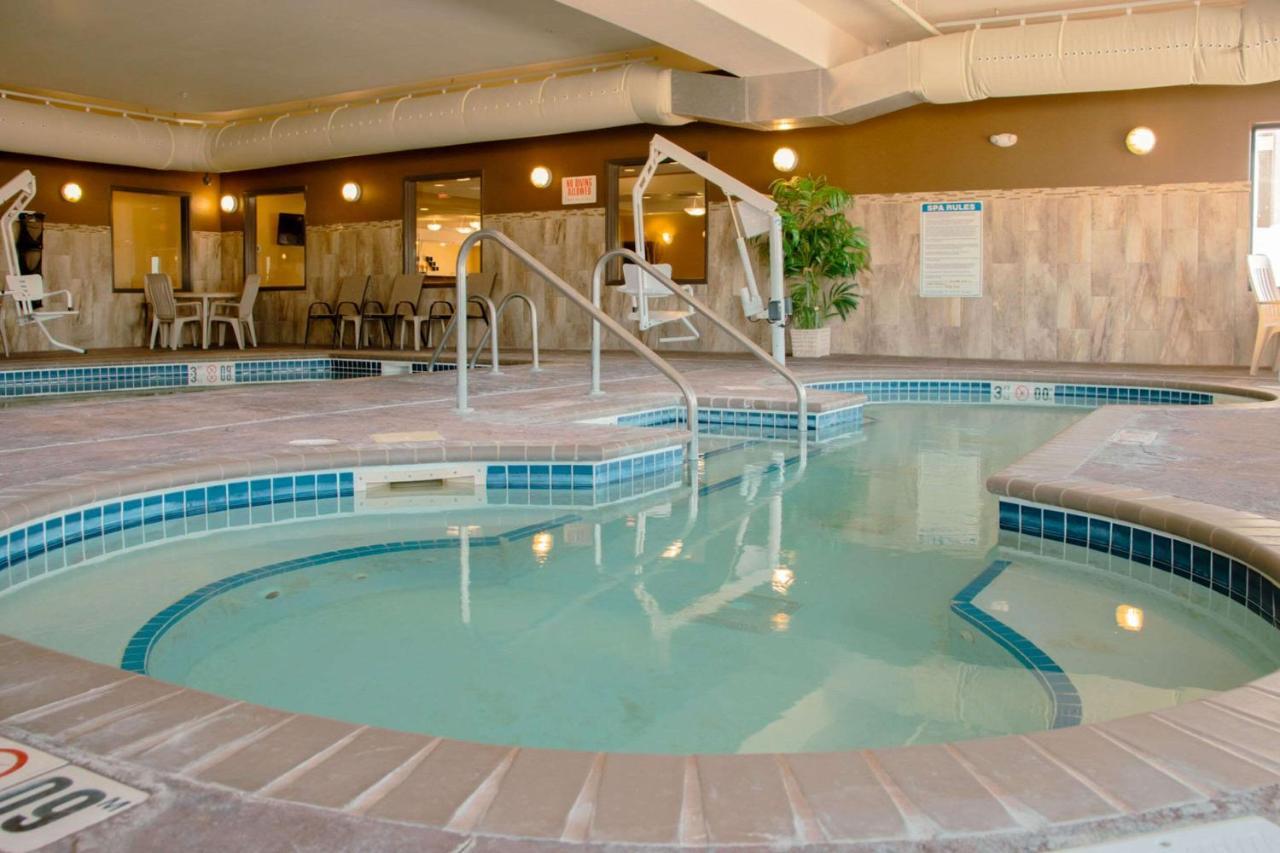 Grand Forks Lodge And Suites Esterno foto