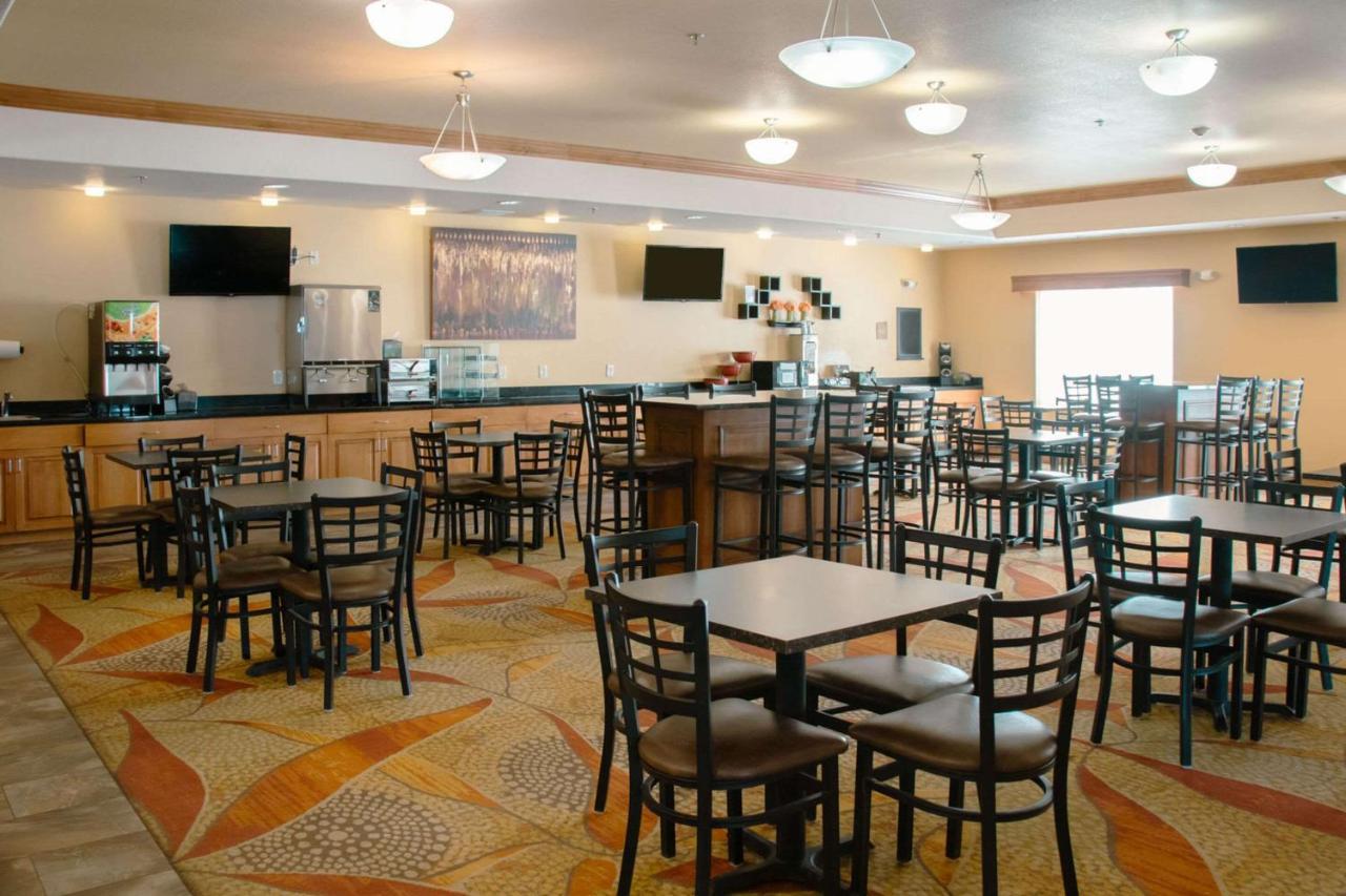 Grand Forks Lodge And Suites Esterno foto