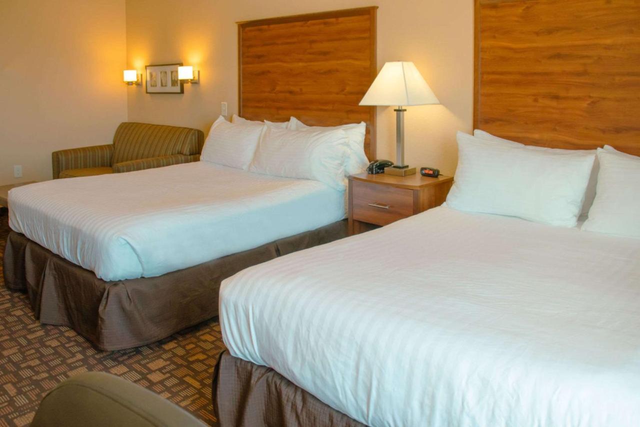 Grand Forks Lodge And Suites Esterno foto