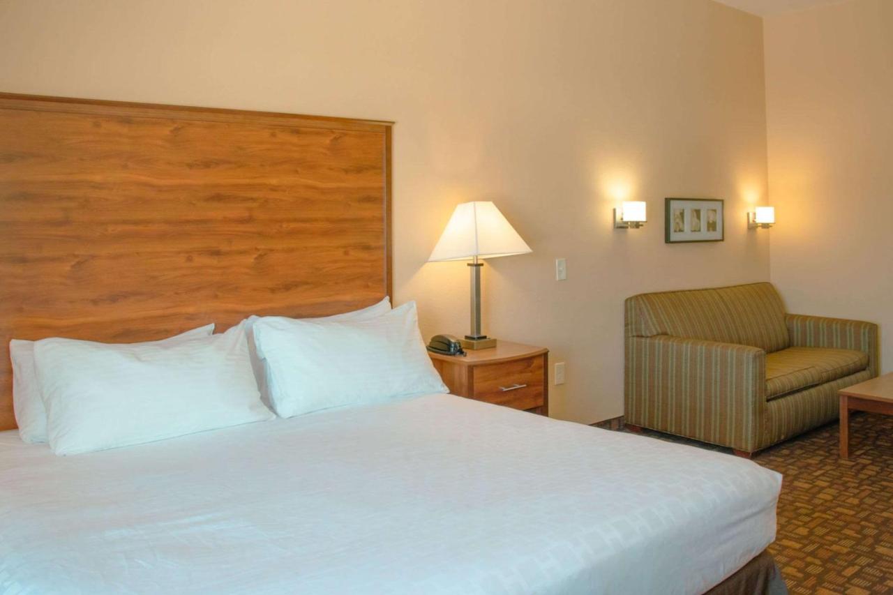 Grand Forks Lodge And Suites Esterno foto