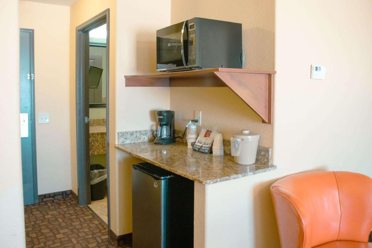 Grand Forks Lodge And Suites Esterno foto