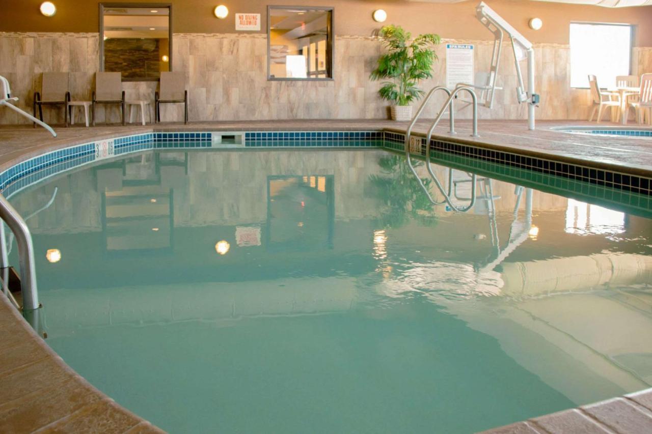Grand Forks Lodge And Suites Esterno foto