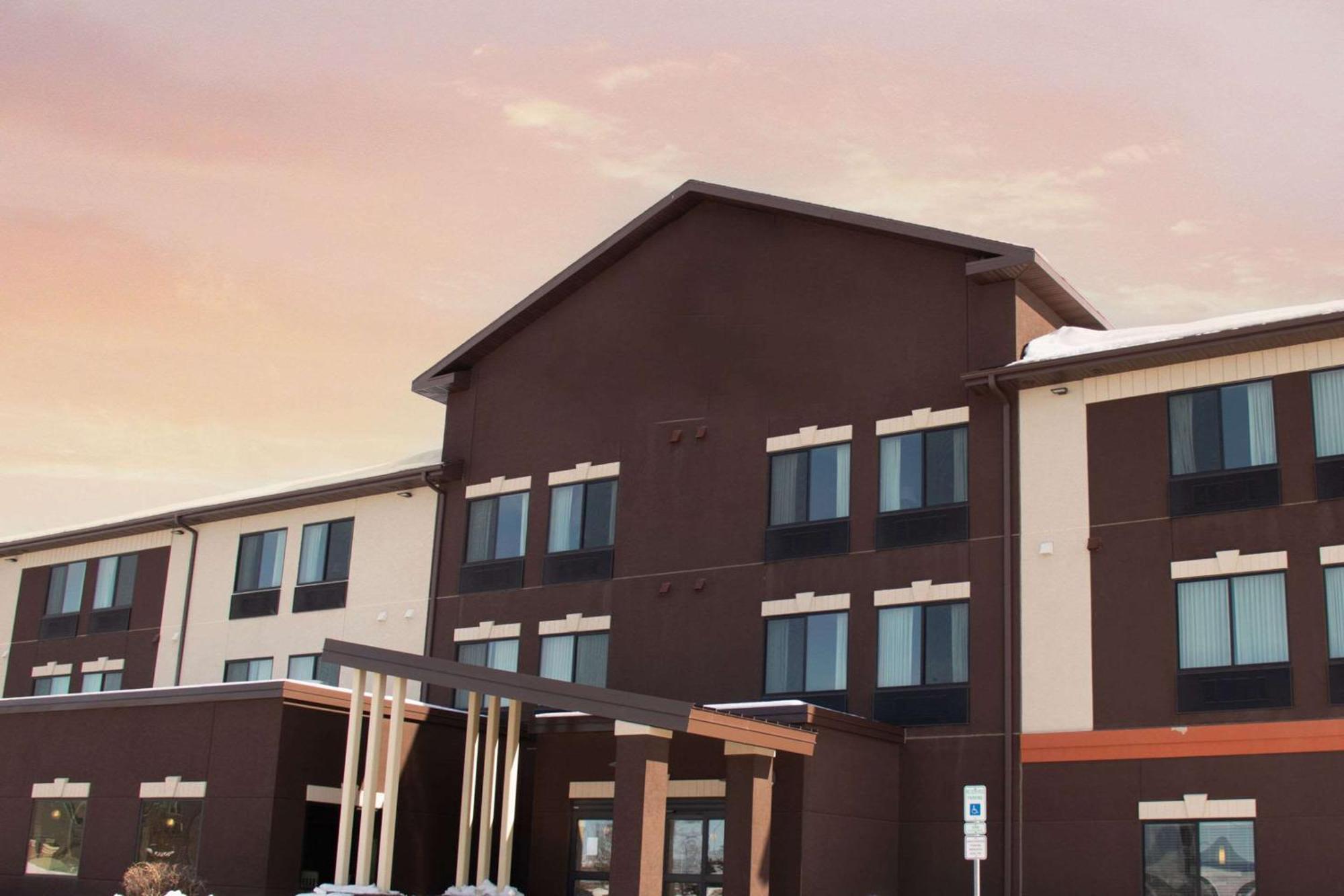 Grand Forks Lodge And Suites Esterno foto