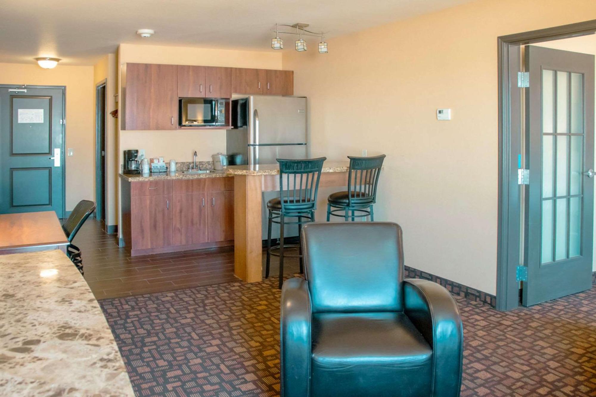 Grand Forks Lodge And Suites Esterno foto